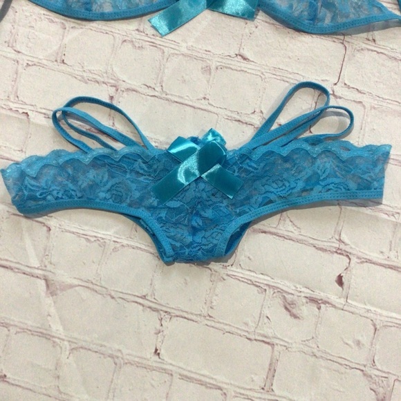 Sexy Blue Strappy Lace Bra and Panty Lingerie Set - Size X-Large - Picture 4 of 6